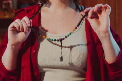 MALA buddyjska -  szaligram z koralikami