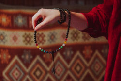 Buddyjska mala, naszyjnik modlitewny z czarnych koralików