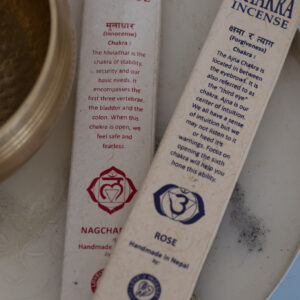 Kadzidełka Chakra o zapachu Róży i Nagchampy leżące na marmurowej tacy