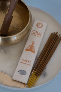 Kadzidełka Chakra leżące na marmurowej tacy z misą dźwiękową