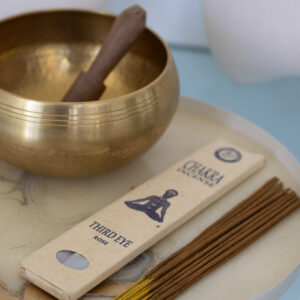 Kadzidełka Chakra Third Eye leżące na marmurowej tacy