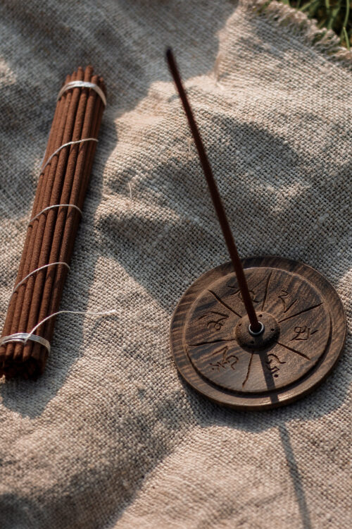 Podstawka pod kadzidła Drewniana podstawka pod kadzidełka - Om Mani Padme Hum