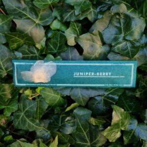 Nepalskie kadzidełka Flora Juniper Berry w zielonym opakowaniu położone wśród bluszczu