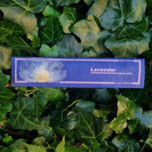 Kadzidełka Flora Lavender położone wśród bluszczu