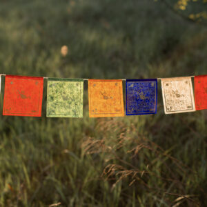 Girlanda z tybetańskimi flagami modlitewnymi z papieru czerpanego