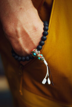 Buddyjska mala, bransoletka do medytacji z czarnych koralików lawy wulkanicznej, handmade w Nepalu