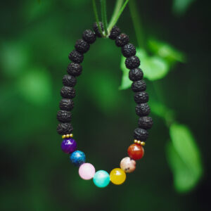 Buddyjska mala, bransoletka do medytacji z czarnych koralików rudrakszy i kamieniami półszlachetnymi symbolizującymi czakry, handmade w Nepalu