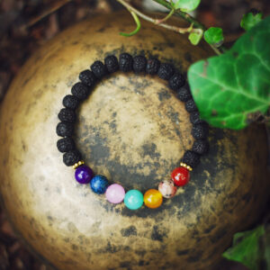 Buddyjska mala, bransoletka do medytacji z czarnych koralików rudrakszy i kamieniami półszlachetnymi symbolizującymi czakry, handmade w Nepalu