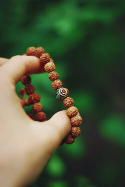 Buddyjska mala, bransoletka do medytacji z brązowych koralików rudrakszy i koralikiem tybetańskim, handmade w Nepalu