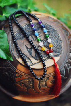 Buddyjska mala, naszyjnik modlitewny z czarnych koralików onyksu z kamieniami półszlachetnymi symbolizującymi czakry, handmade w Nepalu
