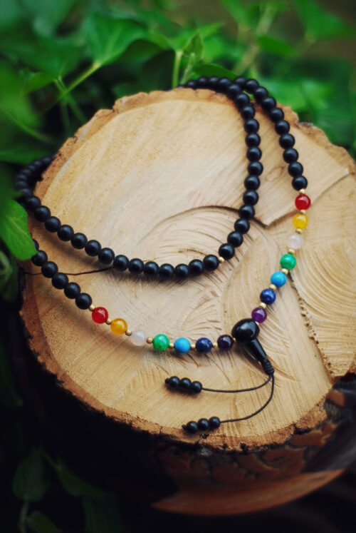 Buddyjska mala, naszyjnik modlitewny z czarnych koralików szaligramu i z kamieniami półszlachetnymi symbolizującymi czakry, handmade w Nepalu