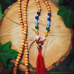 Buddyjska mala, naszyjnik modlitewny z brązowych koralików jasnego drzewa sandałowego, tygrysiego oka i kamieni półszlachetnych symbolizujących kolory czakr