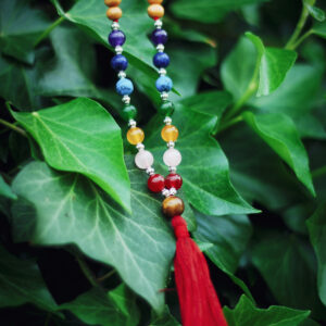 Buddyjska mala, naszyjnik modlitewny z brązowych koralików jasnego drzewa sandałowego, tygrysiego oka i kamieni półszlachetnych symbolizujących kolory czakr