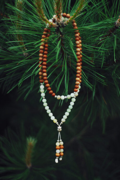 buddyjska-mala-drzewo-sandalowe-zielony-jadeit-n124-1-kanasapiens Buddyjska mala, naszyjnik modlitewny z brązowych koralików jasnego drzewa sandałowego i jasnozielonego jadeitu, handmade w Nepalu