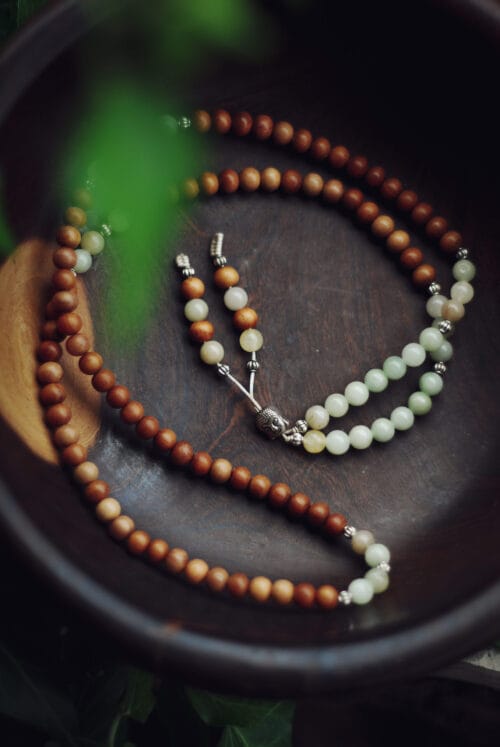 Buddyjska mala, naszyjnik modlitewny z brązowych koralików jasnego drzewa sandałowego i jasnozielonego jadeitu, handmade w Nepalu