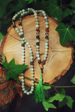 Buddyjska mala, naszyjnik modlitewny z jasnoniebieskich i zielonych koralików jadeitu i tygrysiego oka, handmade w Nepalu