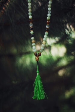 Buddyjska mala, naszyjnik modlitewny z jasnoniebieskich i zielonych koralików jadeitu i tygrysiego oka, handmade w Nepalu