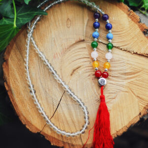 Buddyjska mala, naszyjnik modlitewny z jasnych koralików kryształu himalajskiego, czerwonym koralikiem om i z kamieniami półszlachetnymi symbolizującymi czakry, handmade w Nepalu
