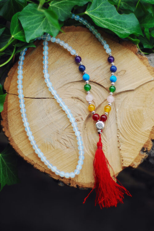 Buddyjska mala, naszyjnik modlitewny z jasnych koralików opalitu, czerwonym koralikiem om i z kamieniami półszlachetnymi symbolizującymi czakry, handmade w Nepalu