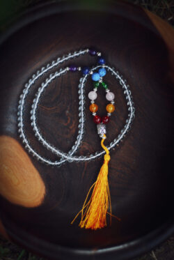 Buddyjska mala, żółty naszyjnik modlitewny z jasnych koralików kryształu himalajskiego, symbolem buddy i z kamieniami półszlachetnymi symbolizującymi czakry, handmade w Nepalu