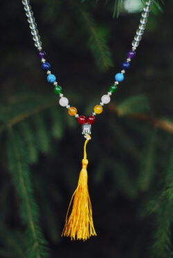 Buddyjska mala, żółty naszyjnik modlitewny z jasnych koralików kryształu himalajskiego, symbolem buddy i z kamieniami półszlachetnymi symbolizującymi czakry, handmade w Nepalu