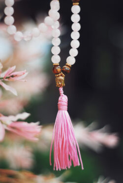 Buddyjska mala, naszyjnik modlitewny z koralików kwarcu różowego, trygrysiego oka i kryształu górskiego, handmade w Nepalu