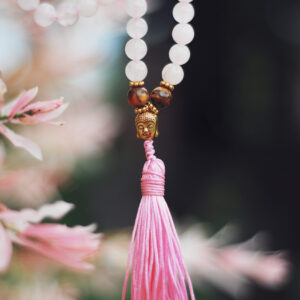 Buddyjska mala, naszyjnik modlitewny z koralików kwarcu różowego, trygrysiego oka i kryształu górskiego, handmade w Nepalu