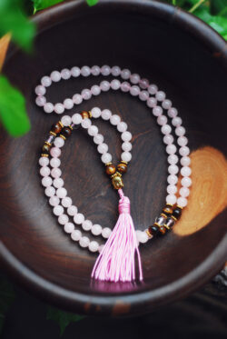 Buddyjska mala, naszyjnik modlitewny z koralików kwarcu różowego, trygrysiego oka i kryształu górskiego, handmade w Nepalu