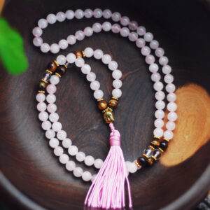 Buddyjska mala, naszyjnik modlitewny z koralików kwarcu różowego, trygrysiego oka i kryształu górskiego, handmade w Nepalu