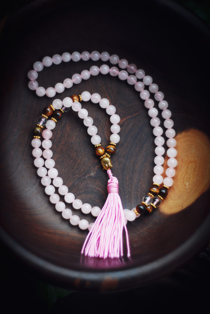 Buddyjska mala, naszyjnik modlitewny z koralików kwarcu różowego, trygrysiego oka i kryształu górskiego, handmade w Nepalu