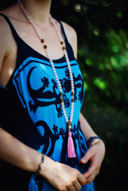 Buddyjska mala, naszyjnik modlitewny z koralików kwarcu różowego, trygrysiego oka i kryształu górskiego, handmade w Nepalu