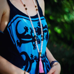 Buddyjska mala, naszyjnik modlitewny z koralików kwarcu różowego, trygrysiego oka i kryształu górskiego, handmade w Nepalu