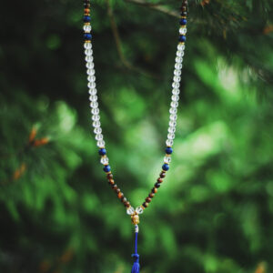 Buddyjska mala, naszyjnik modlitewny z brązowych koralików tygrysiego oka, kryształu górskiego i lapis lazuli, handmade w Nepalu
