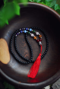 Buddyjska mala, czerwony naszyjnik modlitewny z czarnych koralików szaligramu, symbolem buddy i z kamieniami półszlachetnymi symbolizującymi czakry, handmade w Nepalu