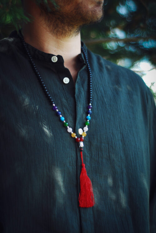 buddyjska-mala-szaligram-budda-symbole-czakr-n119-2-kanasapiens Buddyjska mala, czerwony naszyjnik modlitewny z czarnych koralików szaligramu, symbolem buddy i z kamieniami półszlachetnymi symbolizującymi czakry, handmade w Nepalu