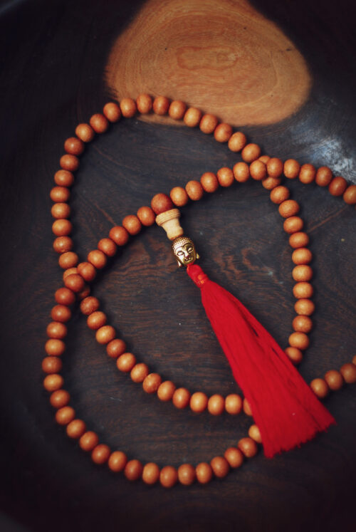 Buddyjska mala, naszyjnik modlitewny z brązowych koralików jasnego drzewa sandałowego, handmade w Nepalu