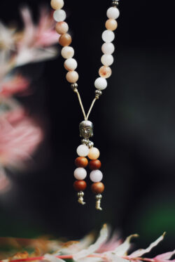 Buddyjska mala, naszyjnik modlitewny z brązowych i jasnych koralików drzewa sandaąłowego i kwarcu mlecznego i różowego, handmade w Nepalu