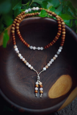 Buddyjska mala, naszyjnik modlitewny z brązowych i jasnych koralików drzewa sandaąłowego i kwarcu mlecznego i różowego, handmade w Nepalu
