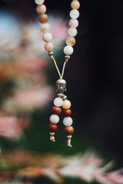 Buddyjska mala, naszyjnik modlitewny z brązowych i jasnych koralików drzewa sandaąłowego i kwarcu mlecznego i różowego, handmade w Nepalu