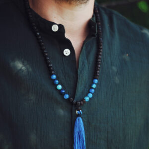 Buddyjska mala, naszyjnik modlitewny z czarnych i niebieskich koralików rudrakszy i agatu, handmade w Nepalu