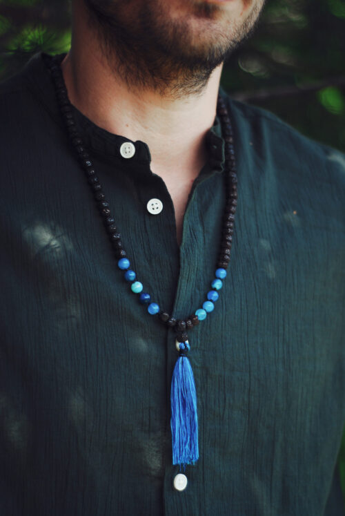 buddyjska-mala-sznur-modlitewny-rudraksza-agat-n2-1-kanasapiens Buddyjska mala, naszyjnik modlitewny z czarnych i niebieskich koralików rudrakszy i agatu, handmade w Nepalu