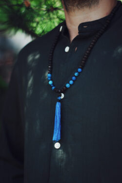 Buddyjska mala, naszyjnik modlitewny z czarnych i niebieskich koralików rudrakszy i agatu, handmade w Nepalu