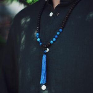 Buddyjska mala, naszyjnik modlitewny z czarnych i niebieskich koralików rudrakszy i agatu, handmade w Nepalu
