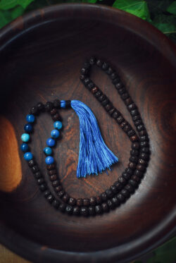 Buddyjska mala, naszyjnik modlitewny z czarnych i niebieskich koralików rudrakszy i agatu, handmade w Nepalu