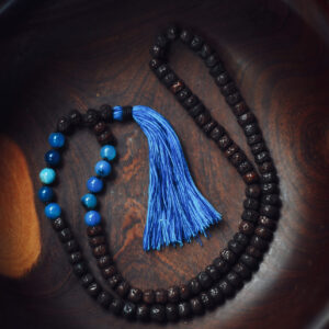 Buddyjska mala, naszyjnik modlitewny z czarnych i niebieskich koralików rudrakszy i agatu, handmade w Nepalu