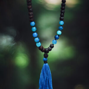 Buddyjska mala, naszyjnik modlitewny z czarnych i niebieskich koralików rudrakszy i agatu, handmade w Nepalu