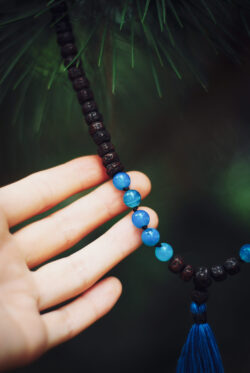 Buddyjska mala, naszyjnik modlitewny z czarnych i niebieskich koralików rudrakszy i agatu, handmade w Nepalu