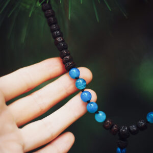 Buddyjska mala, naszyjnik modlitewny z czarnych i niebieskich koralików rudrakszy i agatu, handmade w Nepalu