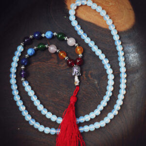 Buddyjska mala, naszyjnik modlitewny z jasnoniebieskich koralików opalitu z kamieniami półszlachetnymi symbolizującymi czakry, handmade w Nepalu