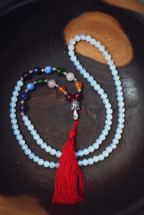 Buddyjska mala, naszyjnik modlitewny z jasnoniebieskich koralików opalitu z kamieniami półszlachetnymi symbolizującymi czakry, handmade w Nepalu